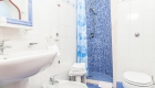 bagno camera con balcone